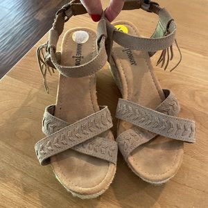 Minnetonka Women's Naomi Suede Ankle Strap Espadrille Wedge Sandal Taupe Size 9